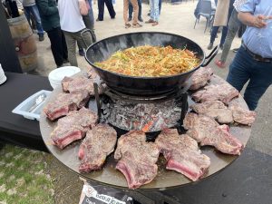 Côtes de bœuf au brasero et légumes sautés